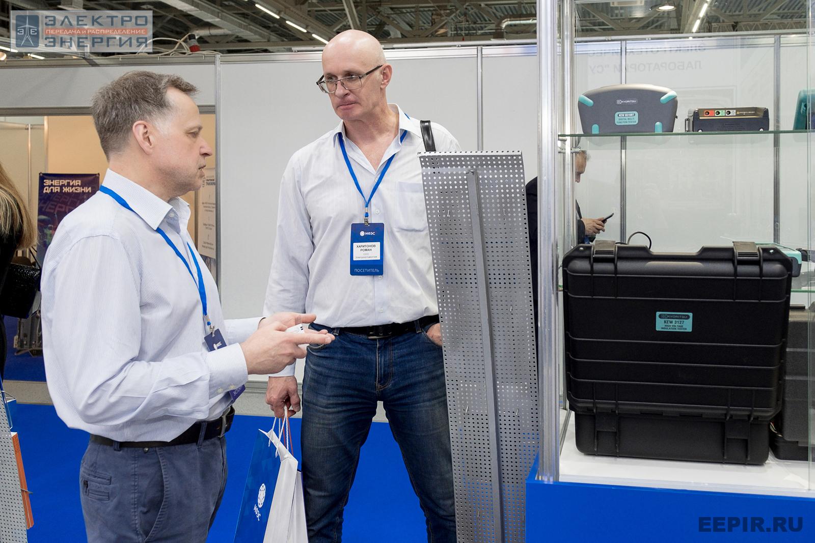 Специалисты на стенде ООО «БрисЭнерго» на МФЭС-2022