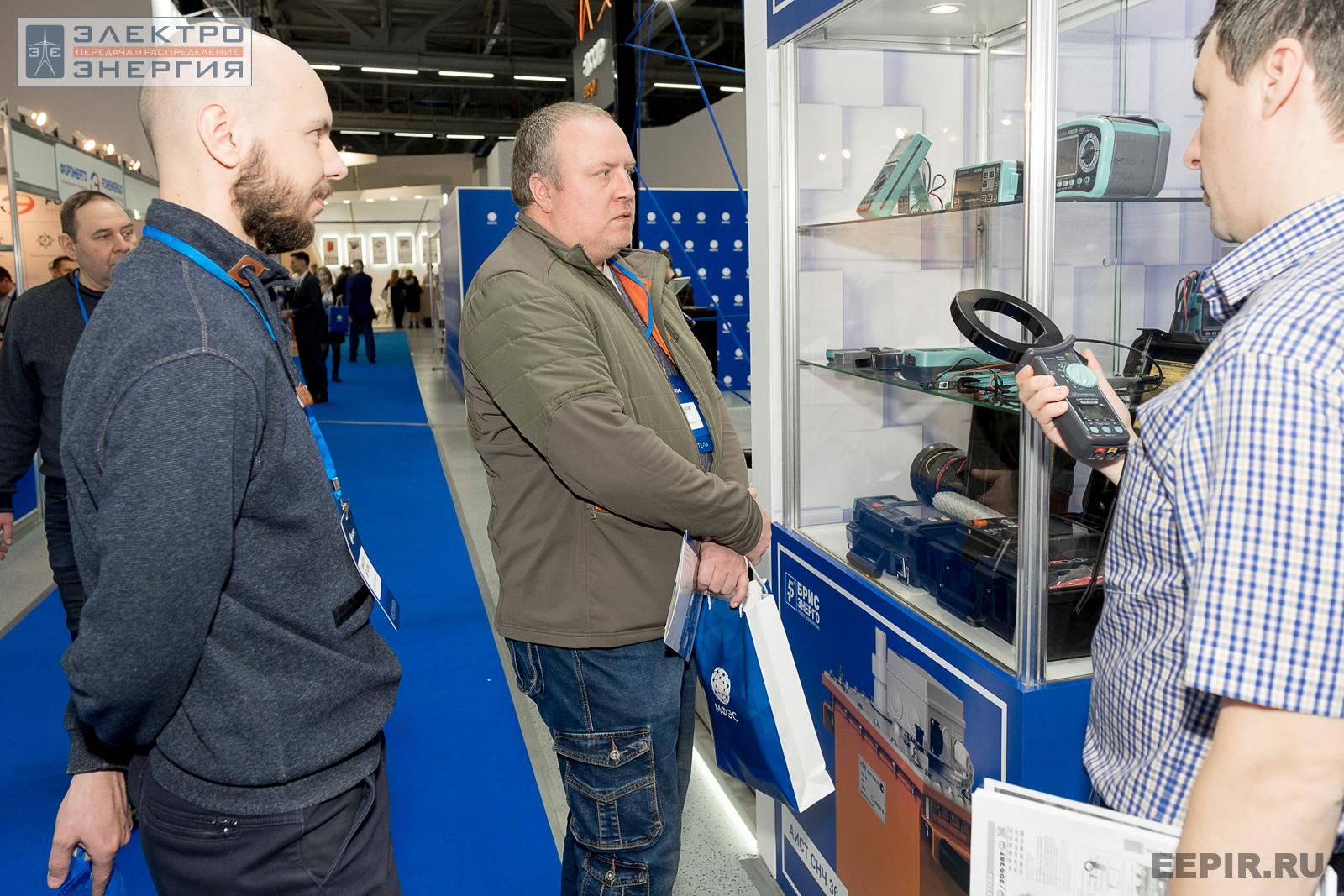 Посетители МФЭС-2022 рассматривают оборудование на стенде ООО «БрисЭнерго»