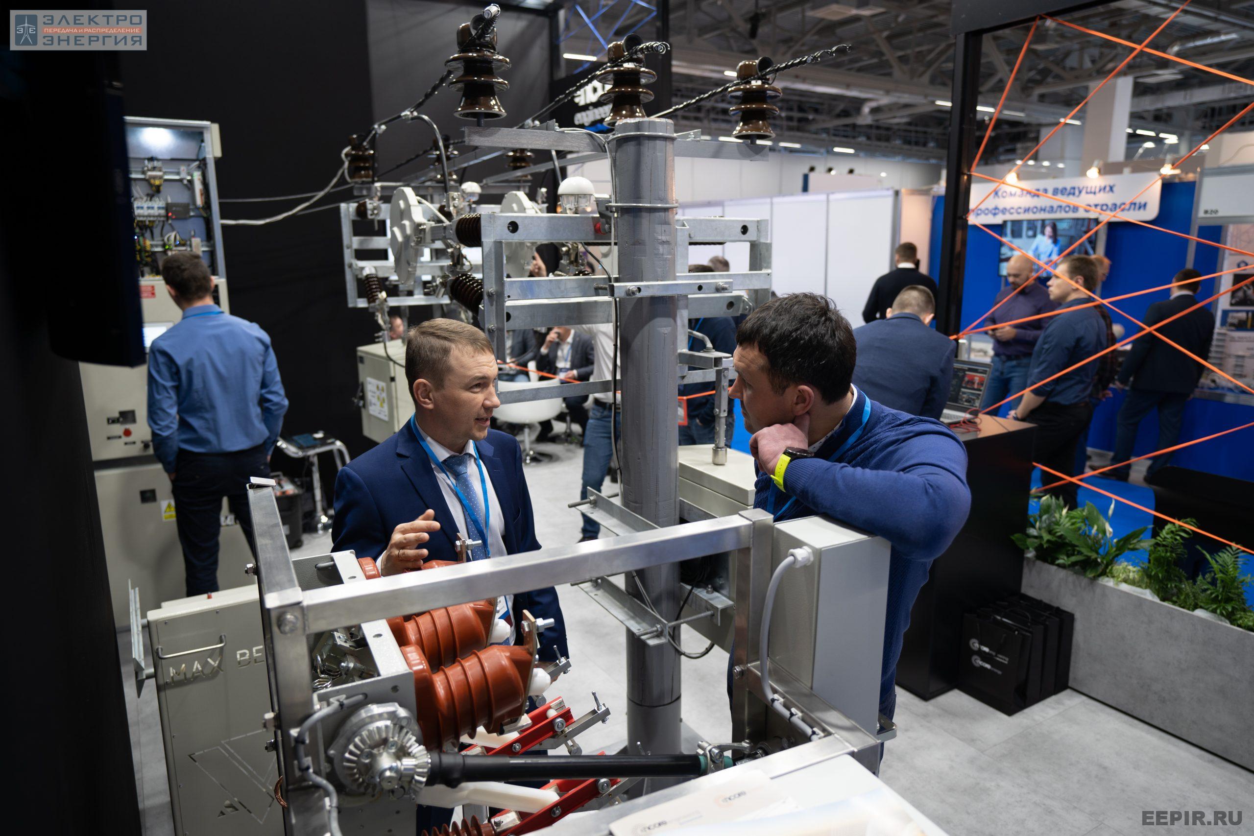 Специалисты на стенде ТрансЭнергоСнаб/Encore Engineering на МФЭС-2022
