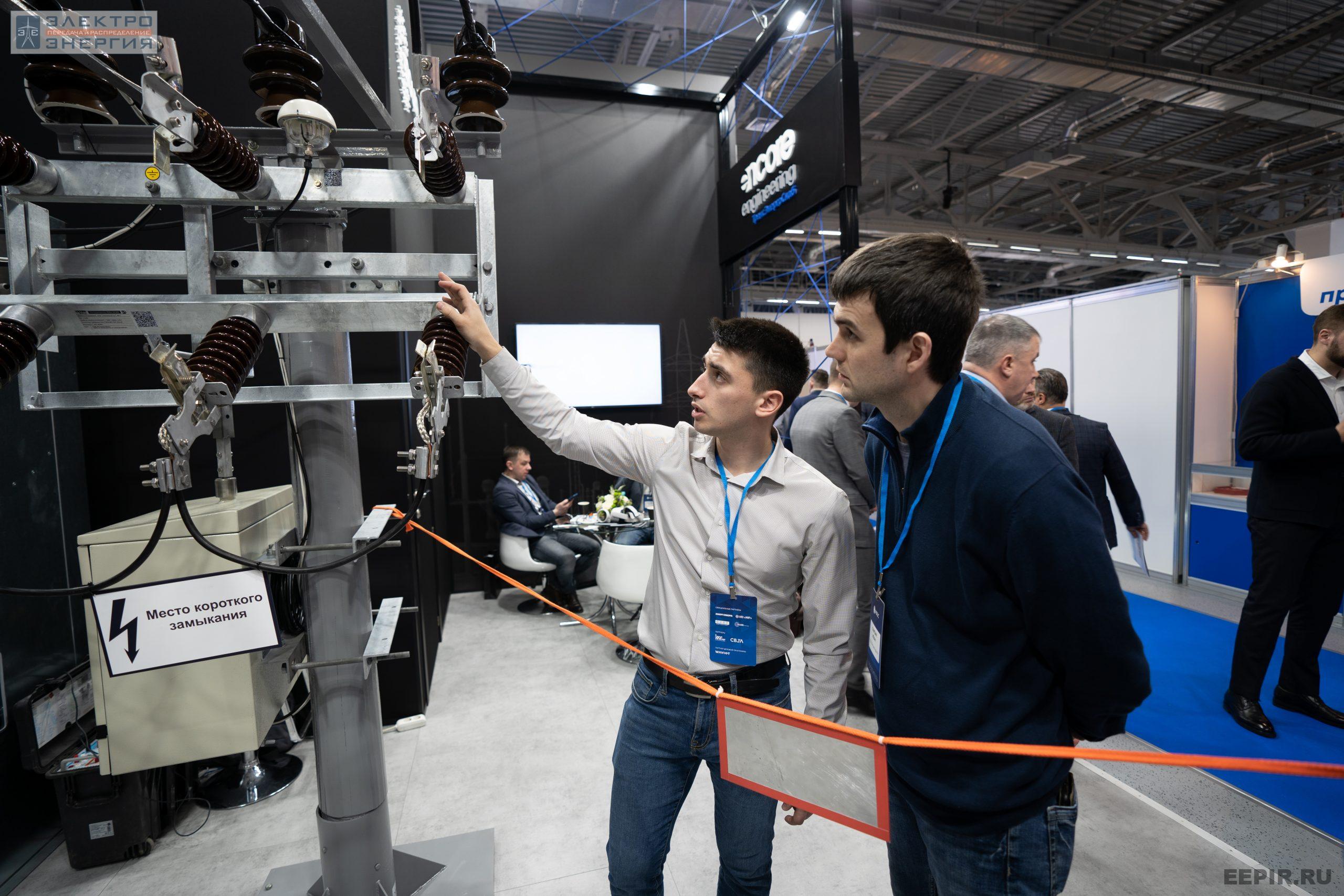 Специалисты осматривают оборудование на стенде ТрансЭнергоСнаб/Encore Engineering на МФЭС-2022
