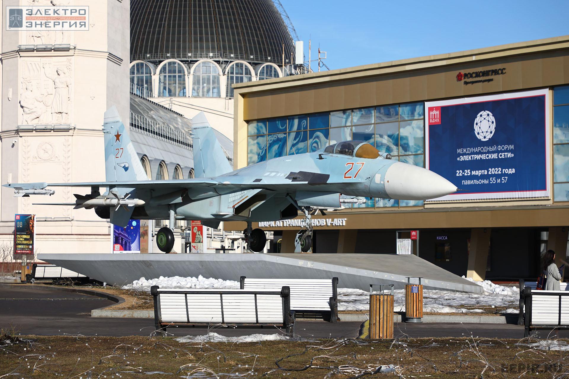 Су-27 на фоне павильона 55 ВДНХ, в котором проходит МФЭС-2022