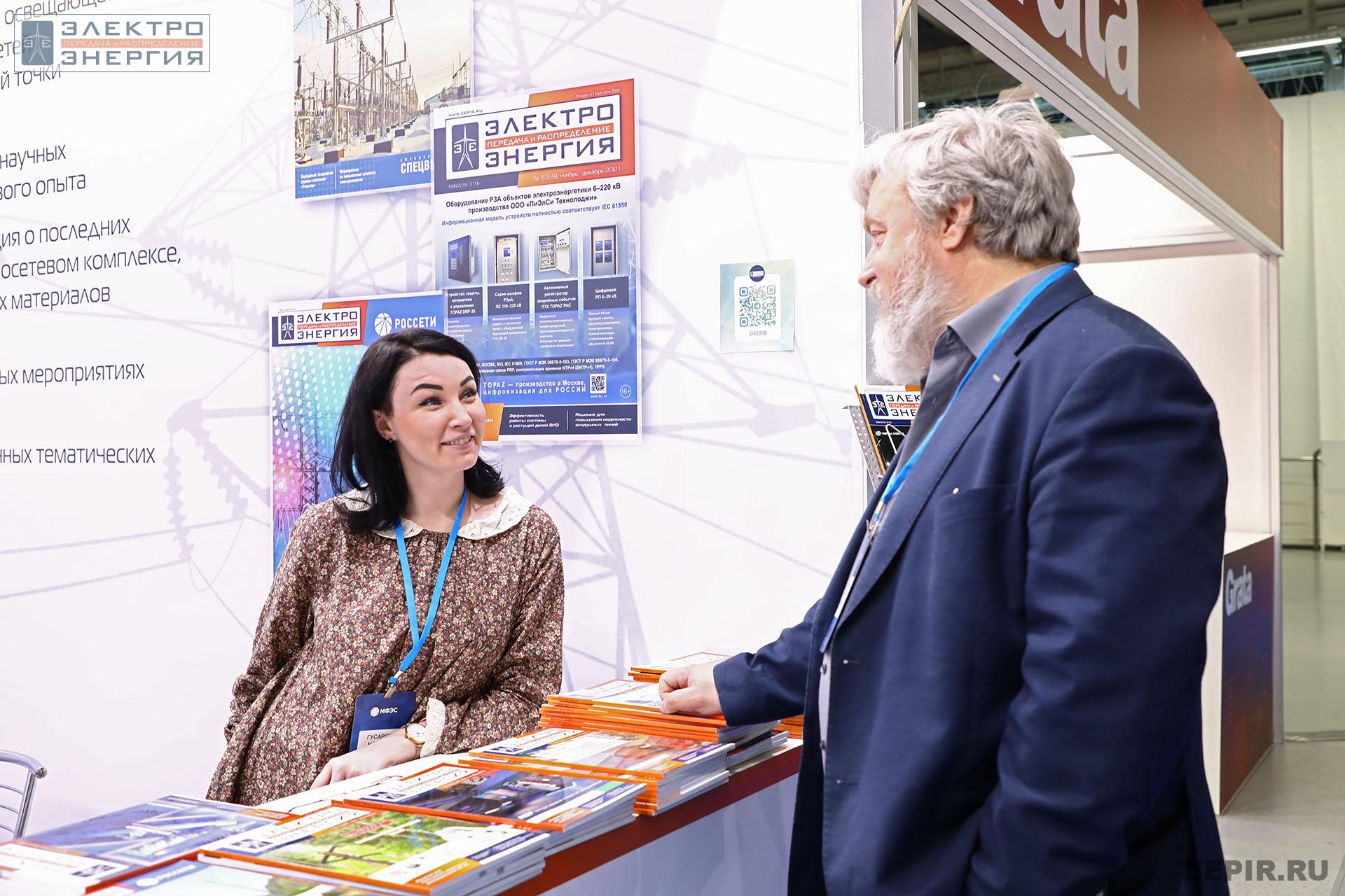 Наталья Гусарова (журнал «ЭЛЕКТРОЭНЕРГИЯ. Передача и распределение») и Андрей Власенко (Восточные электрические сети) на МФЭС-2022