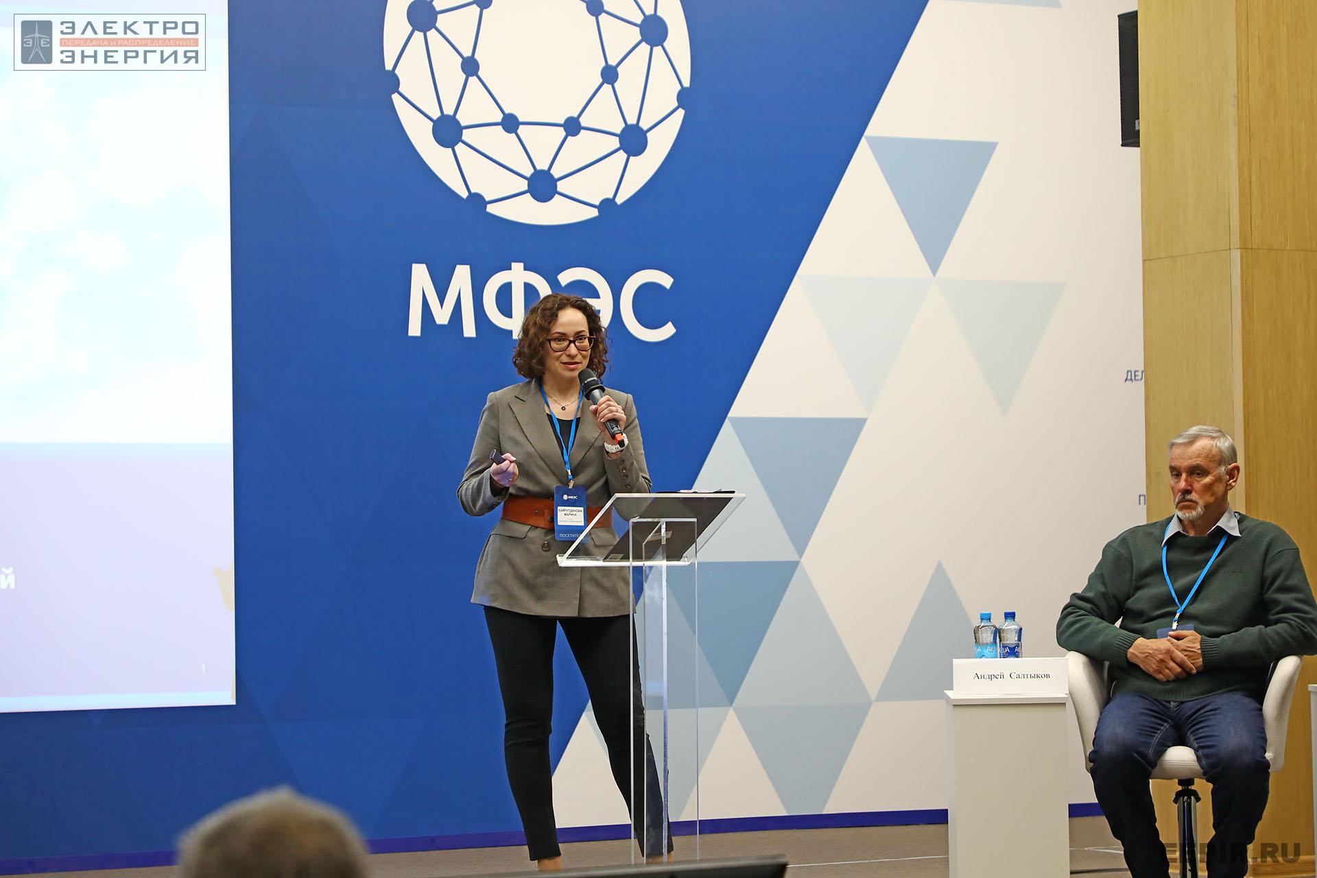 Заместитель генерального директора ООО «Форэнерго-Инжиниринг» по проектной работе Марина Хайрутдинова выступает с докладом на научно-практической конференции «Линии электропередачи — кровеносные сосуды энергетики»