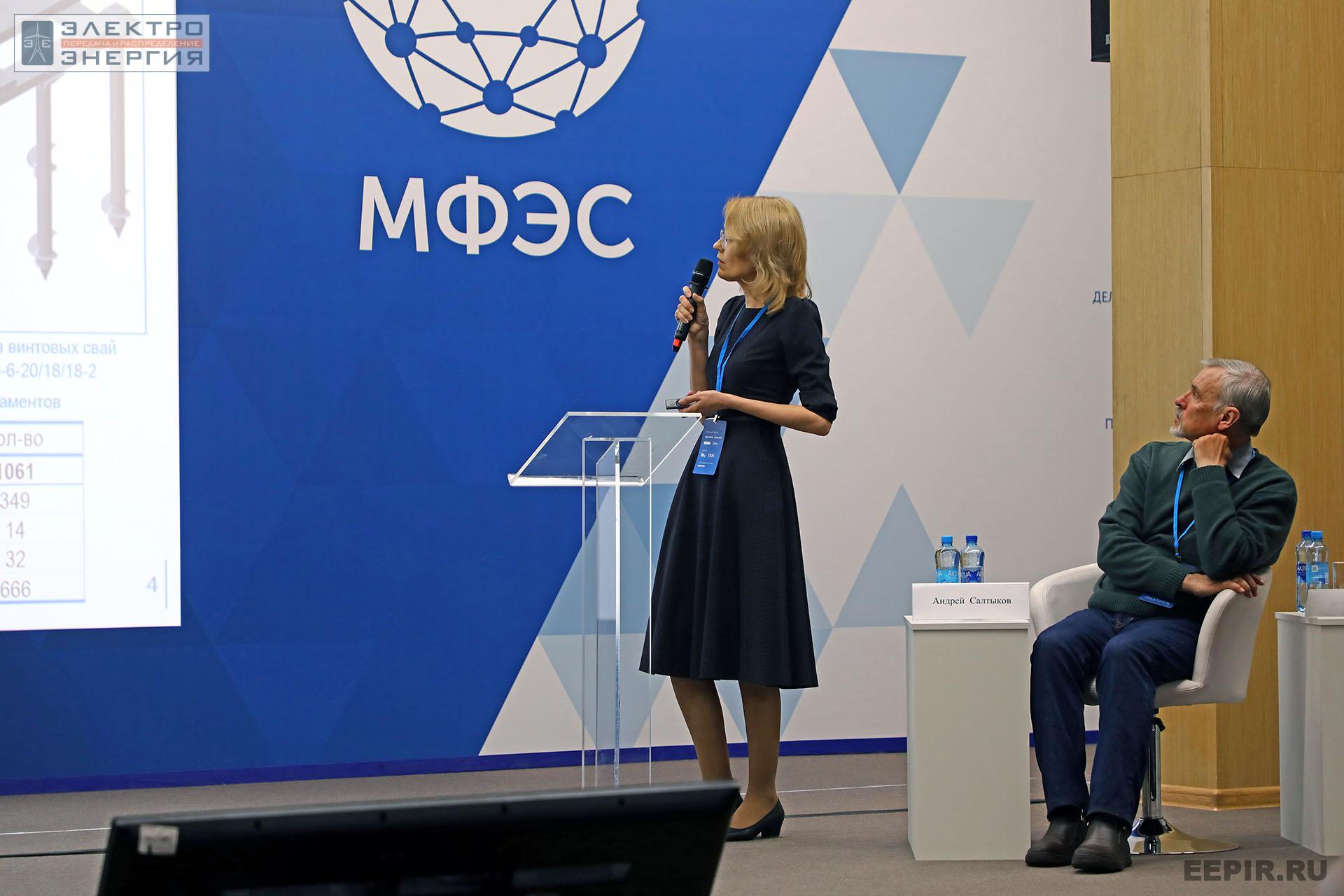 Начальник отдела информационного моделирования воздушных линий Департамента автоматизированных систем «НТЦ Россети ФСК ЕЭС» Елена Столповская и вице-президент Общероссийской общественной организация «Союз охраны птиц России» Андрей Салтыков