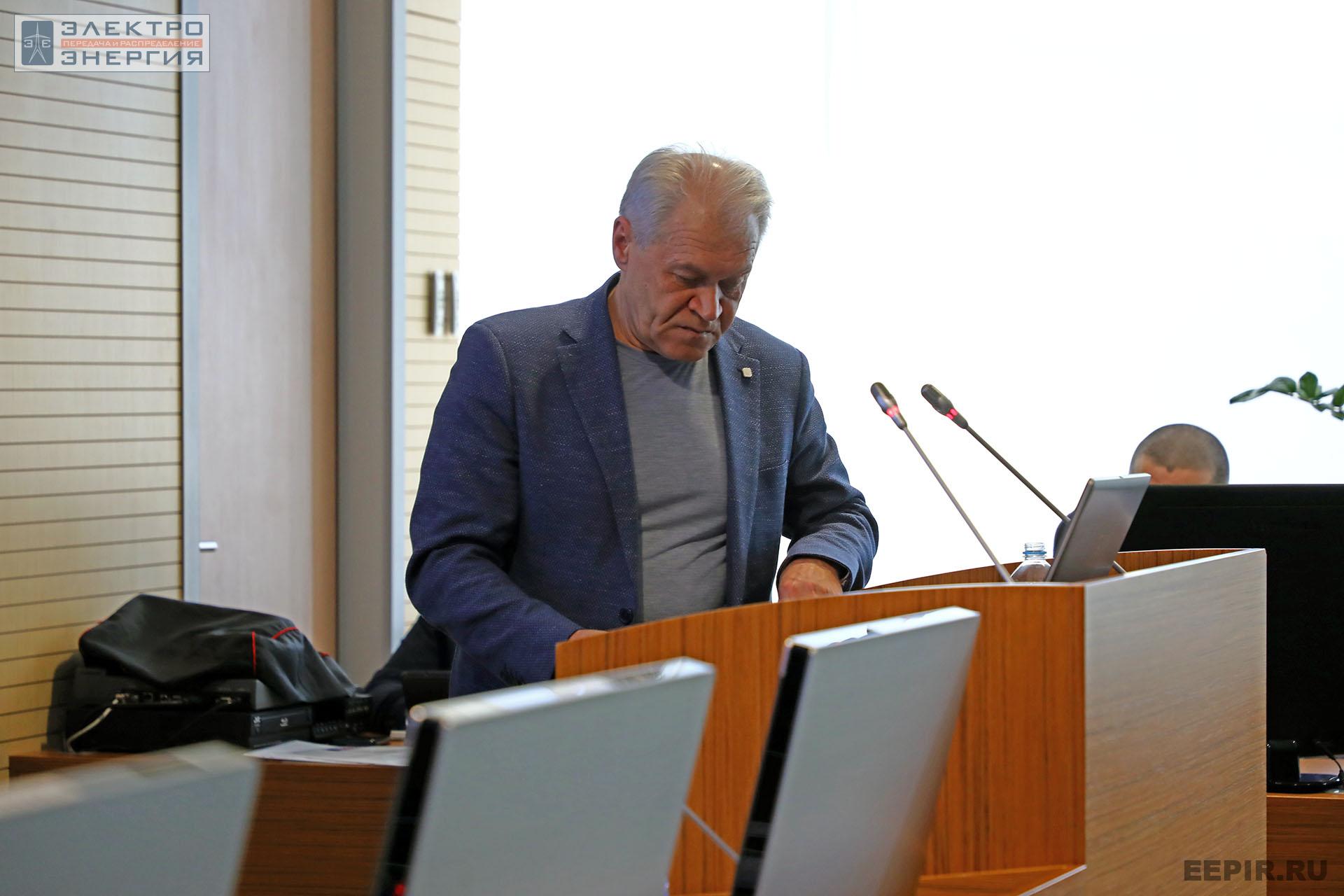 Заместитель генерального директора АО «Полимер-Аппарат», к.т.н. Александр Гайворонский отвечает на вопрос на заседании секции № 1 НТС ПАО «Россети»