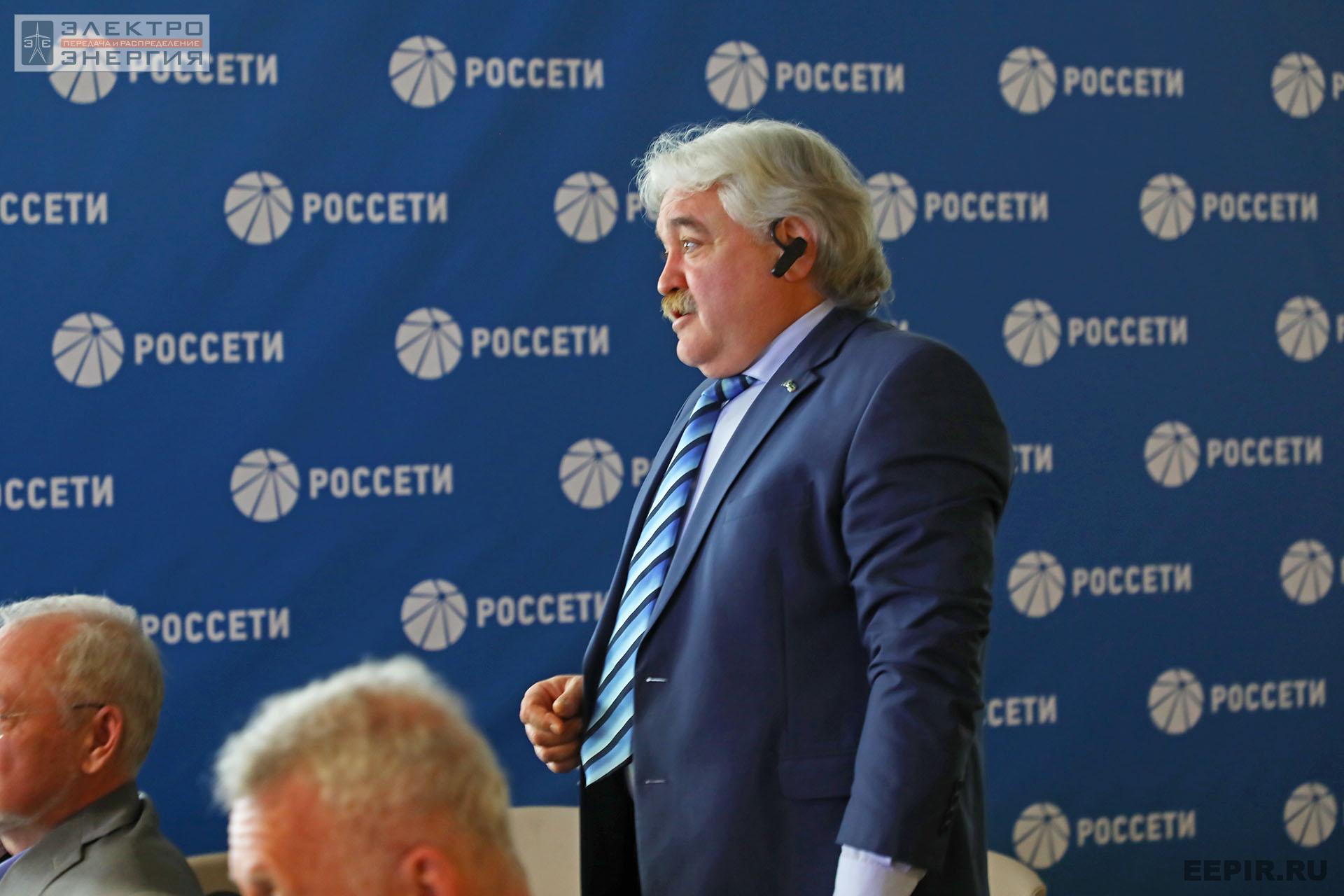 Генеральный директор ООО «Энергосервис» Виктор Фокин задает вопрос на заседании секции № 1 НТС ПАО «Россети»