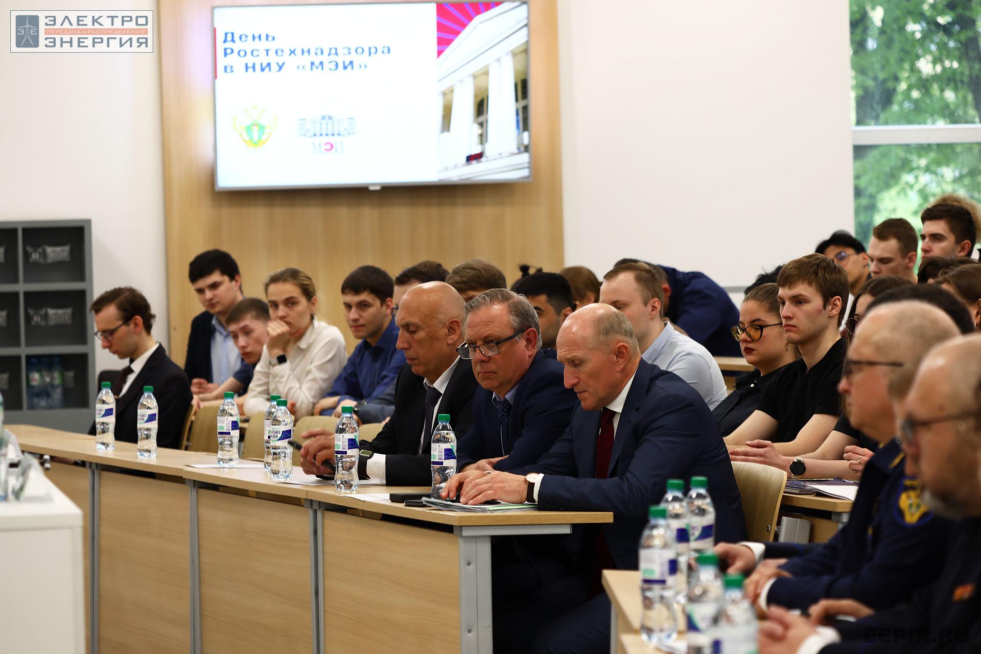 Представители Ростехнадзора и студенты НИУ «МЭИ», День Ростехнадзора в НИУ «МЭИ» (Москва, 17 мая 2022 года)