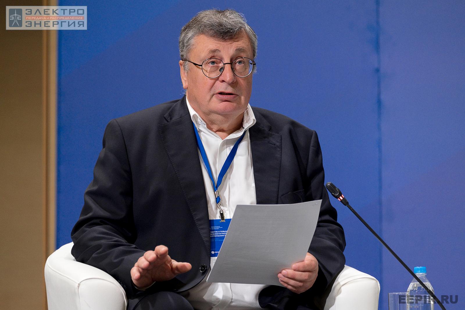 Шумахер Сергей Анатольевич, ведущий эксперт журнала «ЭЛЕКТРОЭНЕРГИЯ. Передача и распределение», Заслуженный энергетик РФ на VII Международной научно-технической конференции «Развитие и повышение надежности распределительных электрических сетей», Москва, Центр международной торговли, 13 июля 2022 года