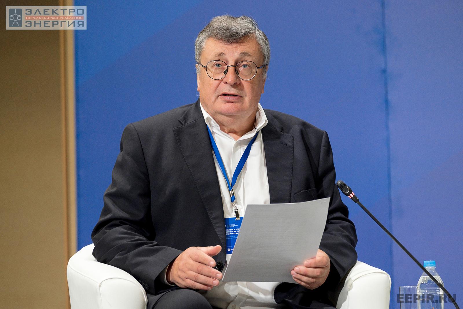 Шумахер Сергей Анатольевич, ведущий эксперт журнала «ЭЛЕКТРОЭНЕРГИЯ. Передача и распределение», Заслуженный энергетик РФ на VII Международной научно-технической конференции «Развитие и повышение надежности распределительных электрических сетей»