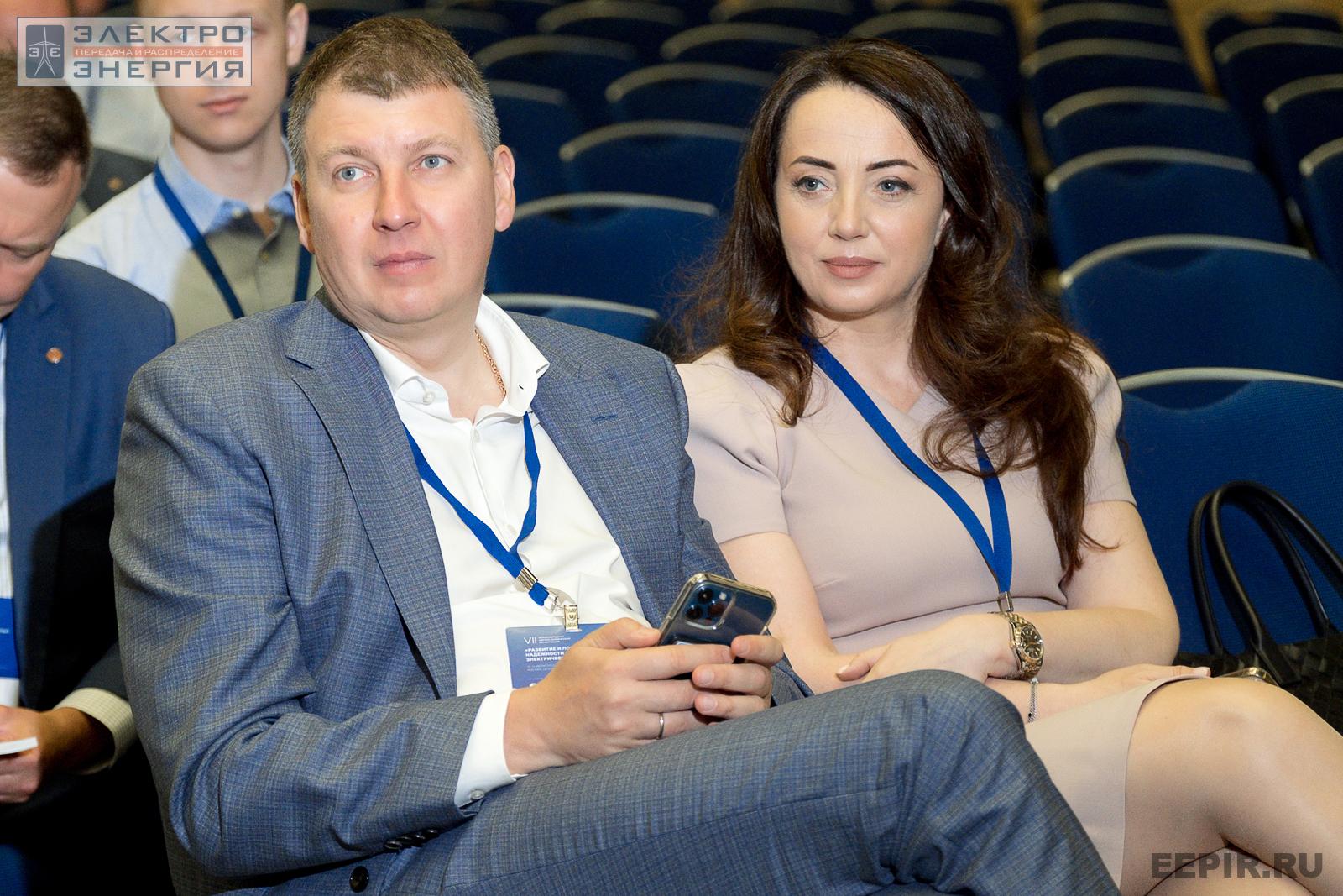 Гвоздев Дмитрий Борисович, первый заместитель Генерального директора — главный инженер ПАО «Россети Московский регион» и Гусева Екатерина Николаевна, директор издательства журнала «ЭЛЕКТРОЭНЕРГИЯ. Передача и распределение» на VII Международной научно-технической конференции «Развитие и повышение надежности распределительных электрических сетей»