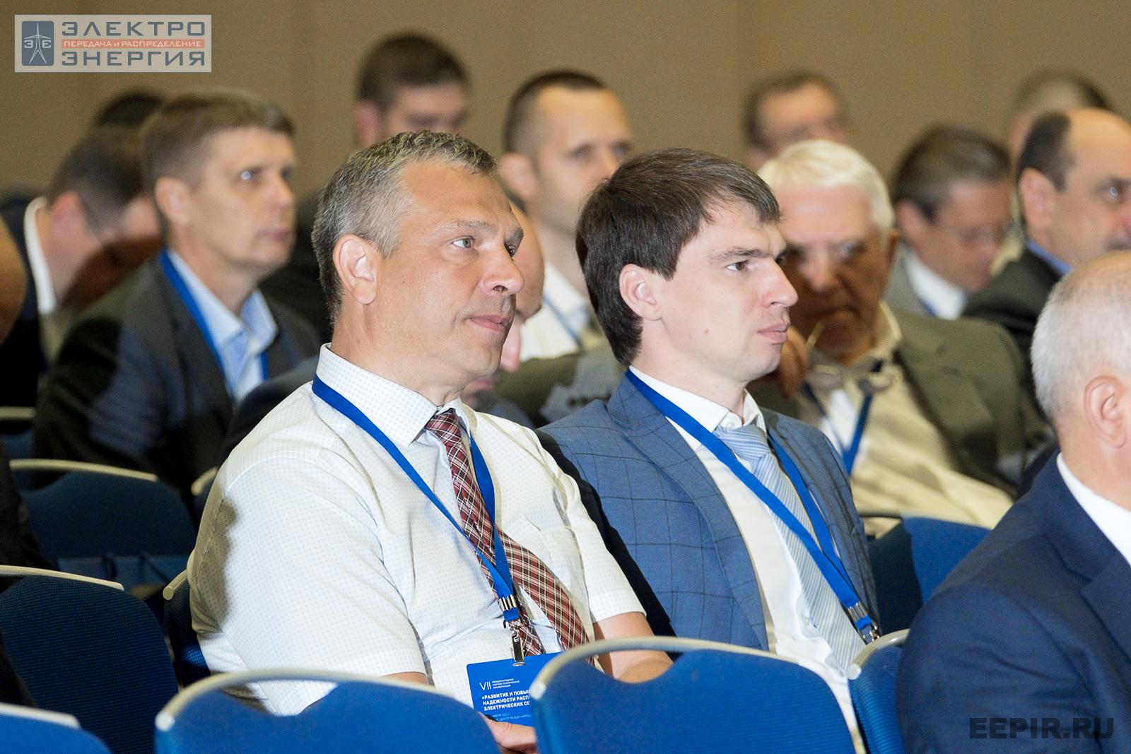 Специалисты на Пленарной части VII Международной научно-технической конференции «Развитие и повышение надежности распределительных электрических сетей», Москва, Центр международной торговли, 13 июля 2022 года