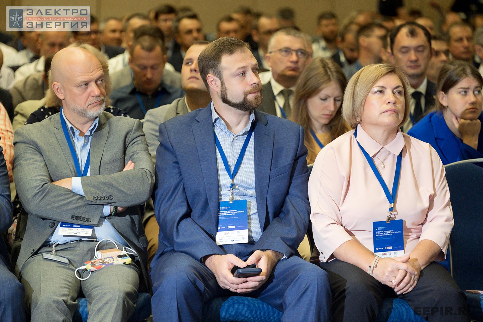 Заместители главного инженера ПАО «Россети» Романков Андрей Олегович и Гладковский Григорий Константинович, директор филиала ПАО «Россети» — Центр технического надзора Зуйкова Ольга Валентиновна на VII Международной научно-технической конференции «Развитие и повышение надежности распределительных электрических сетей»