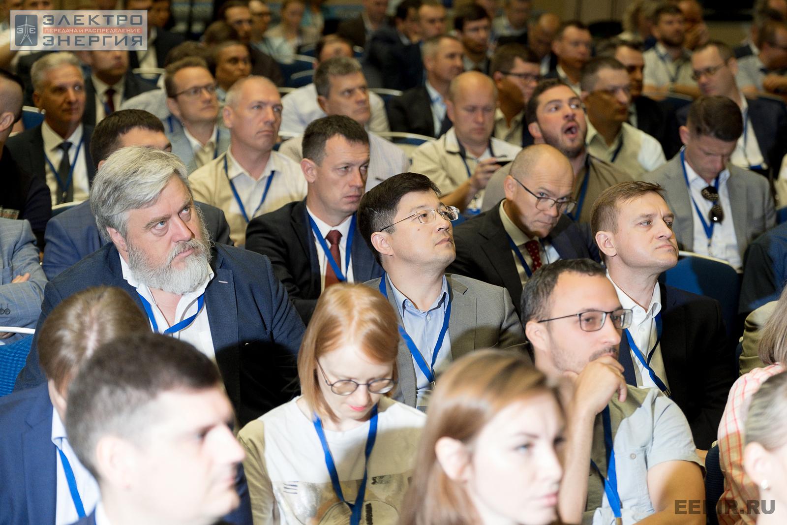 Специалисты на пленарной части VII Международной научно-технической конференции «Развитие и повышение надежности распределительных электрических сетей», Москва, ЦМТ, 13 июля 2022 года