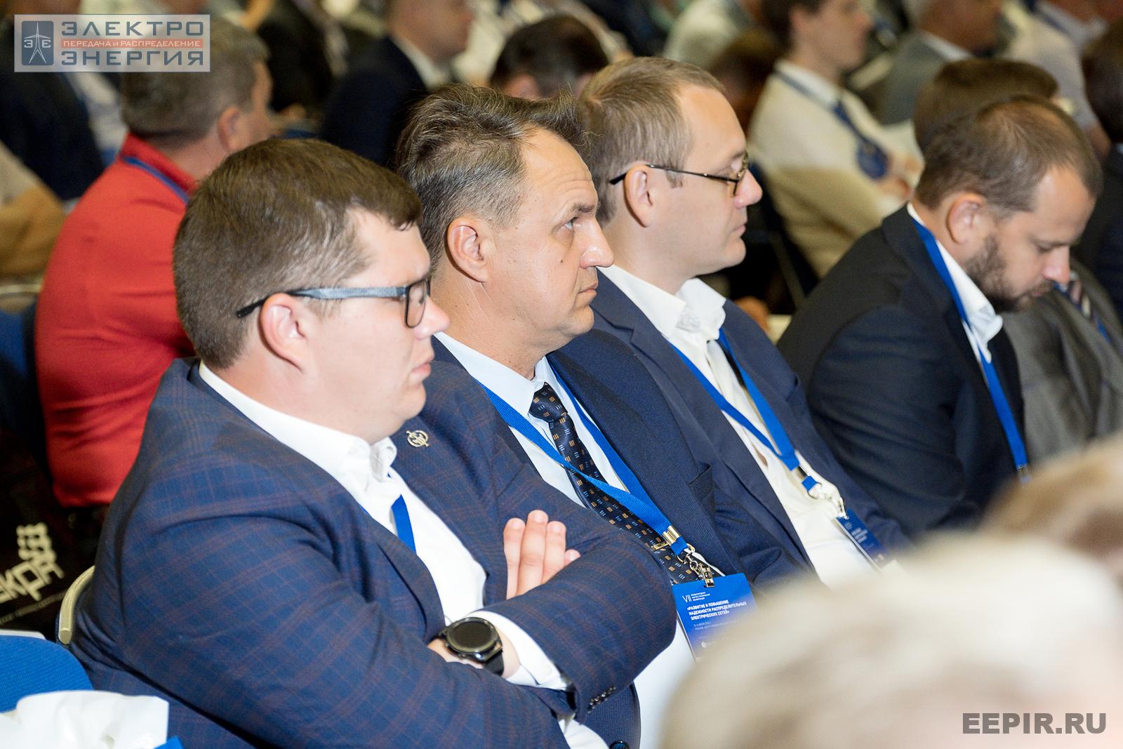 Специалисты на пленарной части VII Международной научно-технической конференции «Развитие и повышение надежности распределительных электрических сетей», Москва, ЦМТ, 13 июля 2022 года