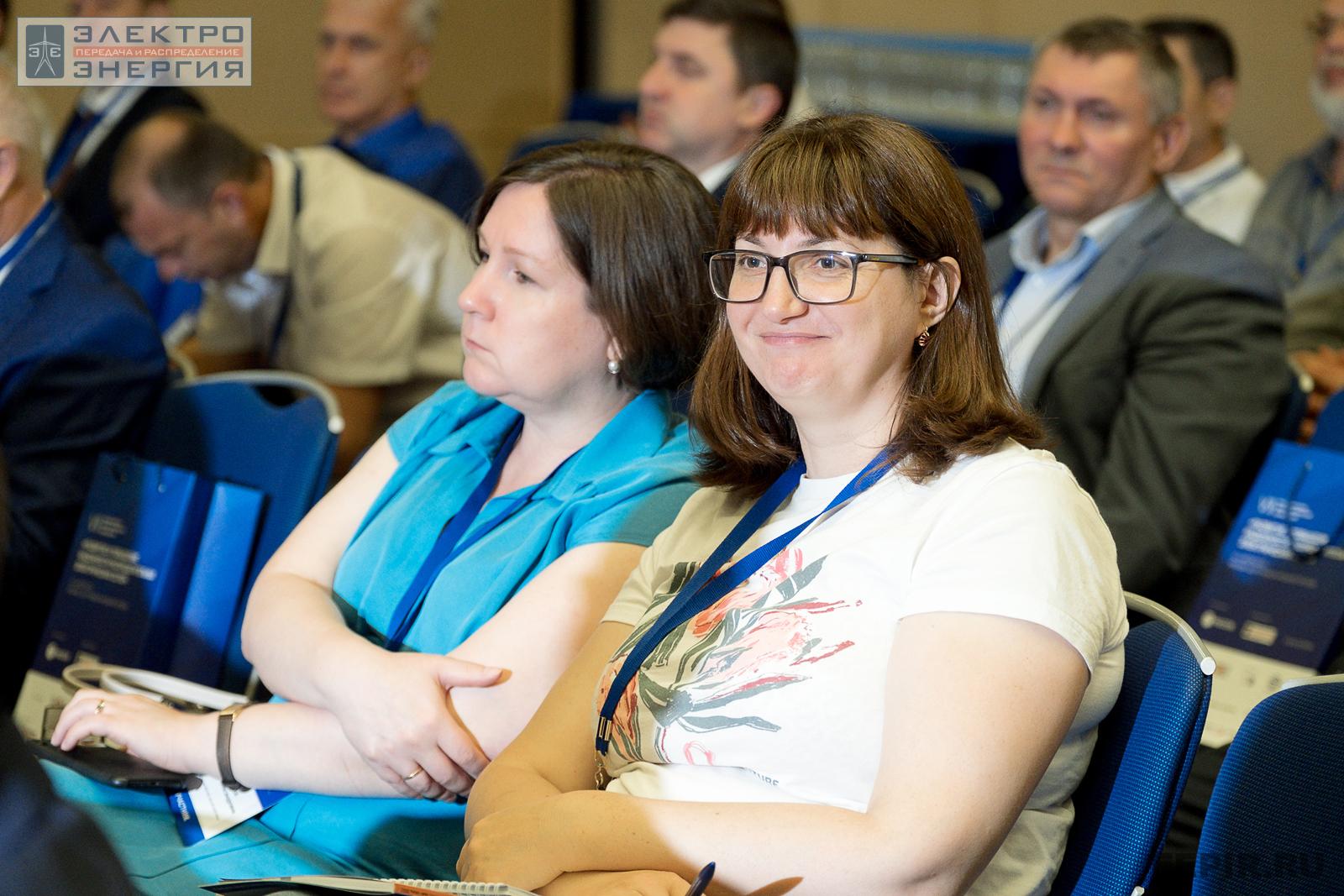 Специалисты на пленарной части VII Международной научно-технической конференции «Развитие и повышение надежности распределительных электрических сетей», Москва, ЦМТ, 13 июля 2022 года