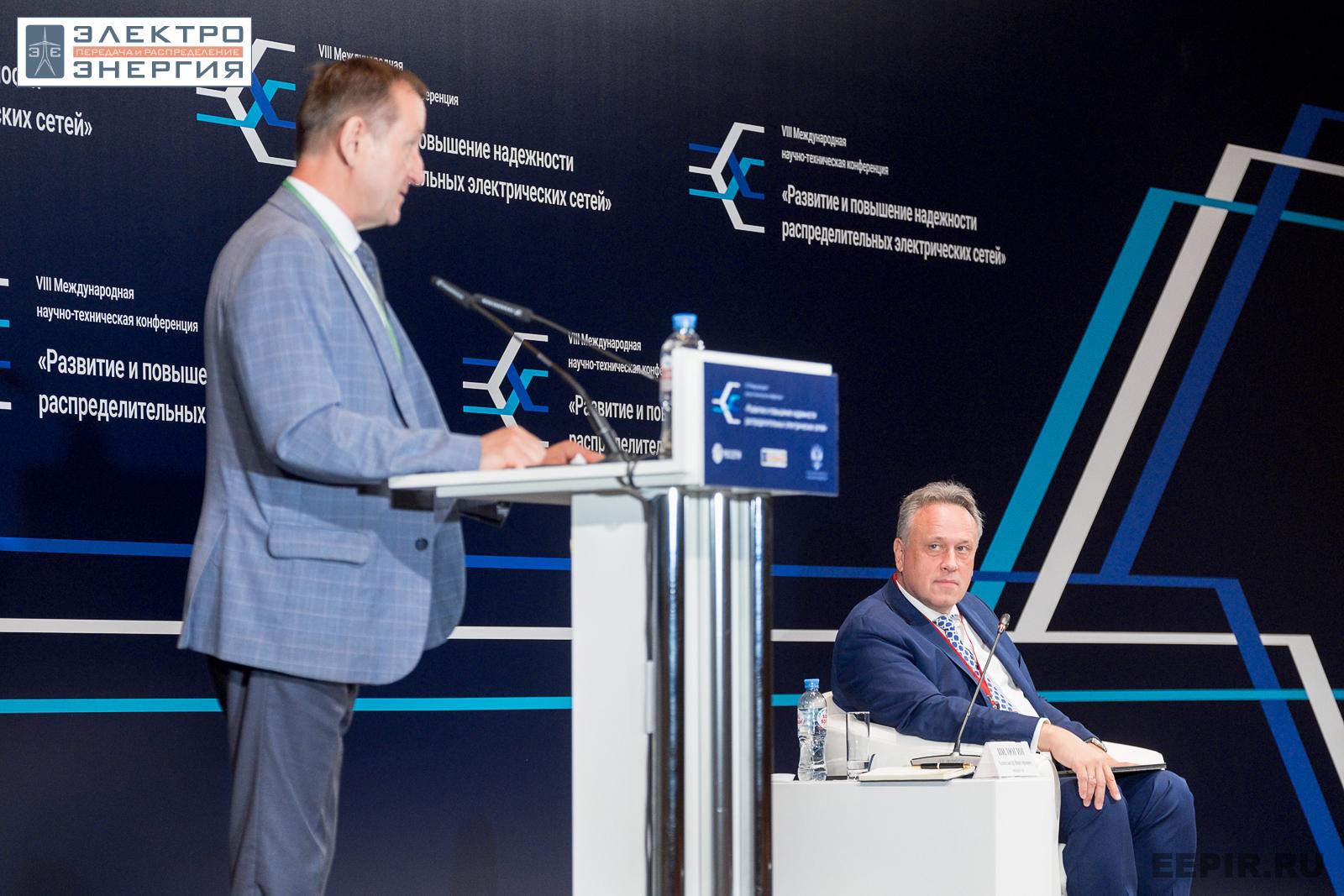 Посохов Сергей Авенирович, заместитель главного инженера по электротехнической части РУП «Витебскэнерго» (Республика Беларусь) и Пилюгин Александр Викторович, заместитель генерального директора филиала ПАО «Россети» — Центр технического надзора на сессии 1 VIII Международной научно-технической конференции «Развитие и повышение надежности распределительных электрических сетей», Москва, ЦМТ, июль 2023 г.