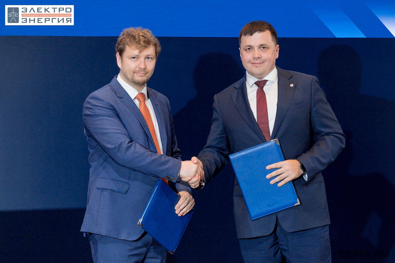 Плотников Иван Владиславович, генеральный директор ООО «ИНБРЭС» и Уколов Владимир Анатольевич, заместитель главного инженера — главный диспетчер ПАО «Россети» на церемонии подписания соглашений на VIII Международной научно-технической конференции «Развитие и повышение надежности распределительных электрических сетей», Москва, ЦМТ, июль 2023 г.