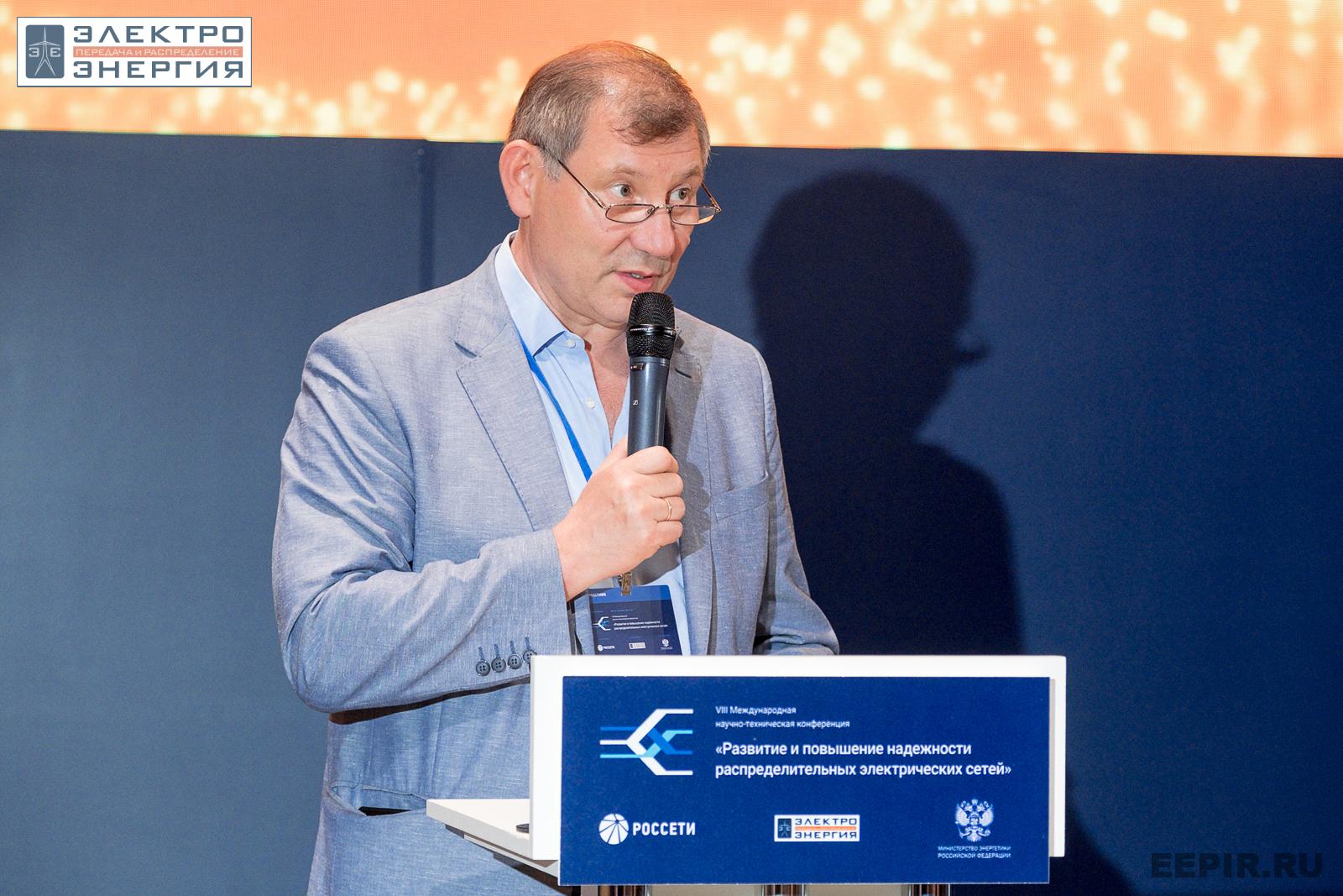 Лунькин Александр Николаевич, директор ГБПОУ «КСТ» выступает на церемонии подписания соглашения с АО «ОЭК»» на VIII Международной научно-технической конференции «Развитие и повышение надежности распределительных электрических сетей», Москва, ЦМТ, июль 2023 г.