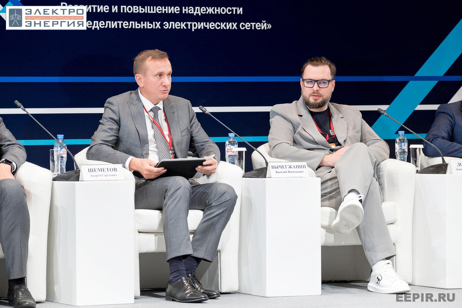 Вычегжанин Василий Васильевич, заместитель главного инженера ПАО «Россети» и Дорохов Денис Александрович, заместитель начальника Департамента производственной деятельности — начальник производственно-технического управления ПАО «Россети» на подведении итогов VIII Международной научно-технической конференции «Развитие и повышение надежности распределительных электрических сетей», Москва, ЦМТ, июль 2023 г.
