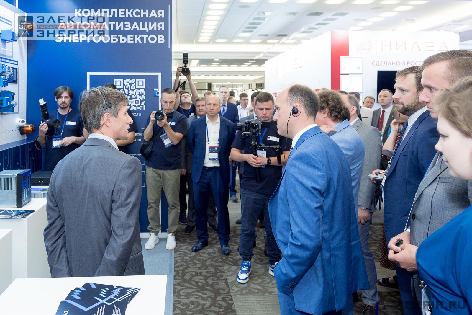 На официальном обходе Технической выставки «ЭЭПиР» под руководством главного инженера ПАО «Россети» Е.В. Ляпунова