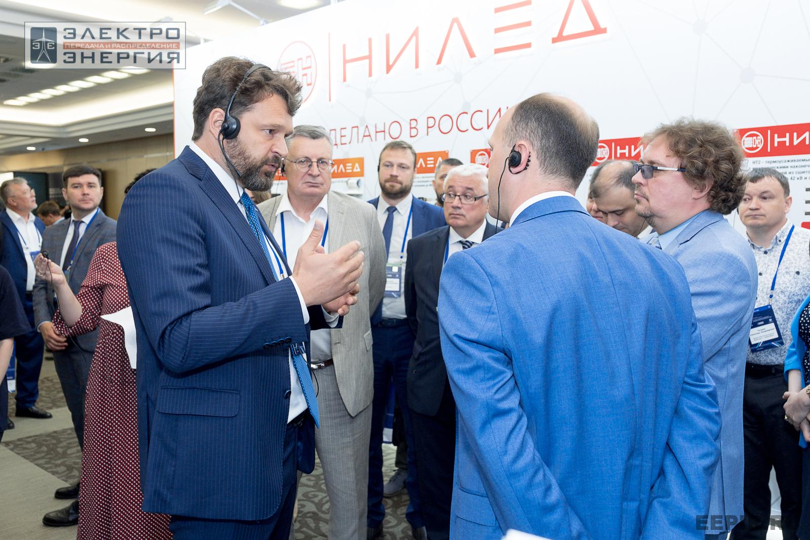На официальном обходе Технической выставки «ЭЭПиР» под руководством главного инженера ПАО «Россети» Е.В. Ляпунова