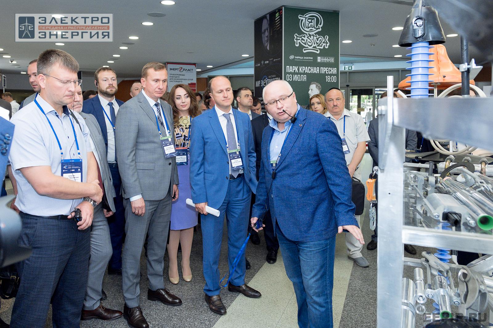 На официальном обходе Технической выставки «ЭЭПиР» под руководством главного инженера ПАО «Россети» Е.В. Ляпунова