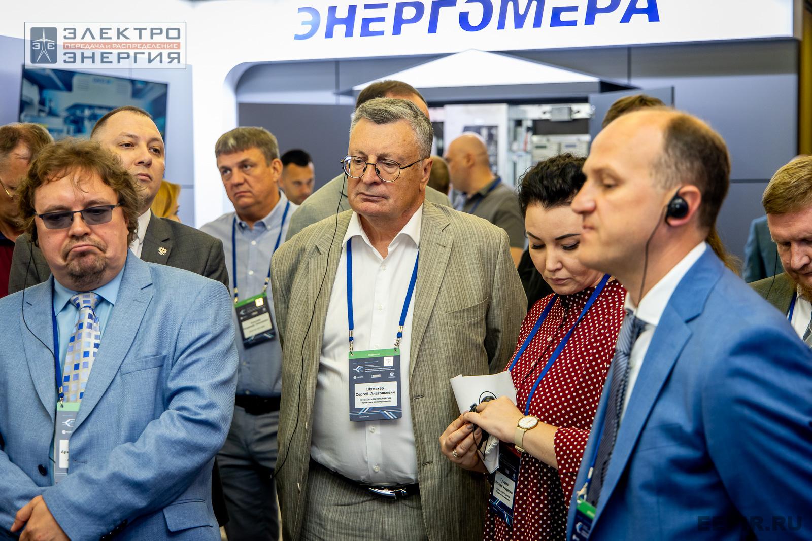 На официальном обходе Технической выставки «ЭЭПиР» под руководством главного инженера ПАО «Россети» Е.В. Ляпунова