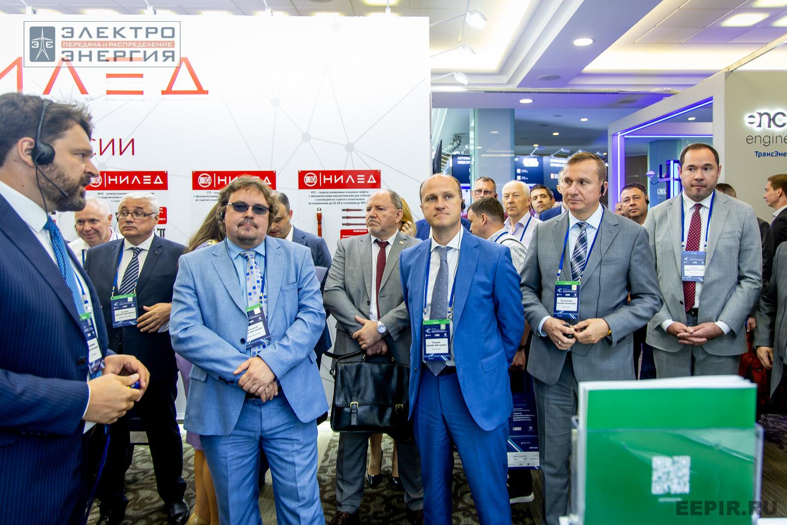 На официальном обходе Технической выставки «ЭЭПиР» под руководством главного инженера ПАО «Россети» Е.В. Ляпунова