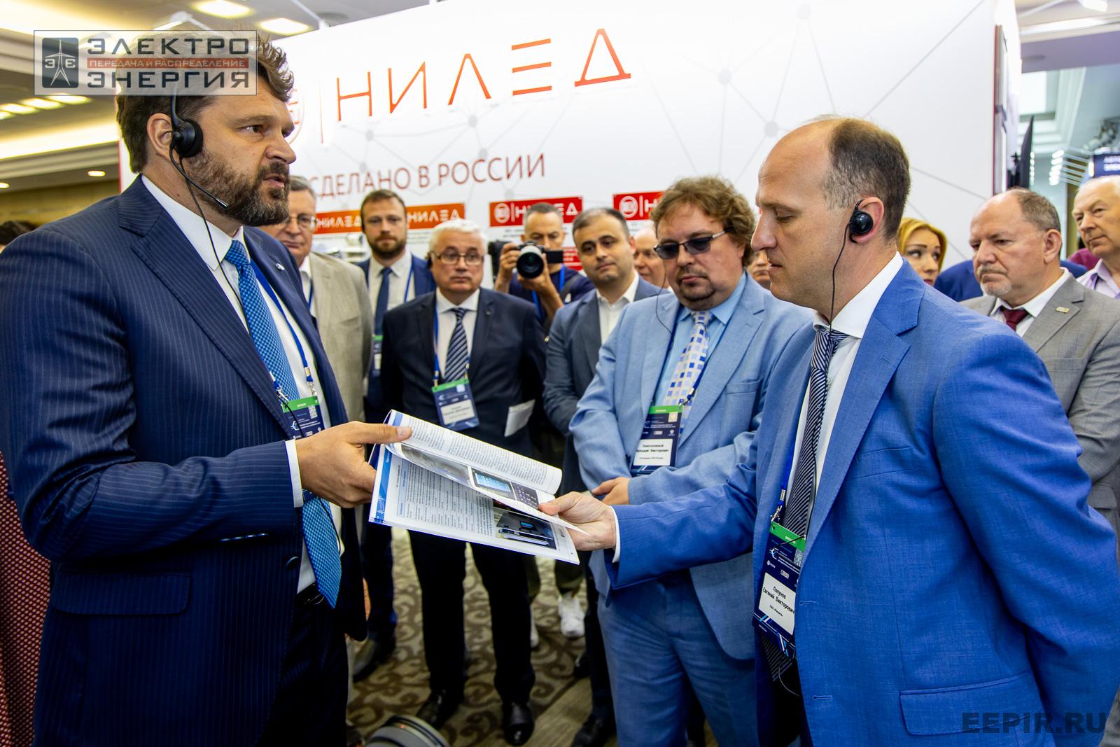На официальном обходе Технической выставки «ЭЭПиР» под руководством главного инженера ПАО «Россети» Е.В. Ляпунова