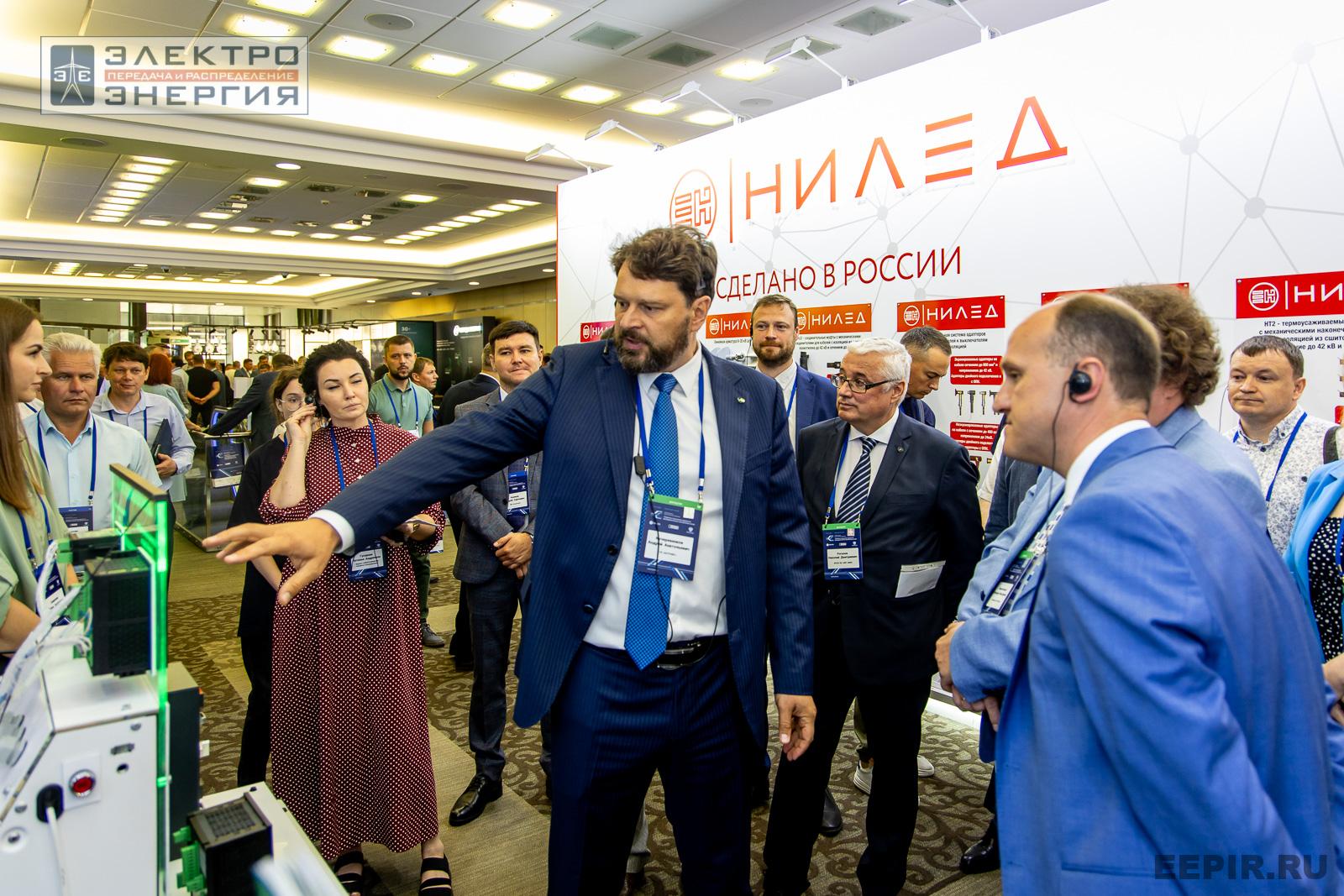 На официальном обходе Технической выставки «ЭЭПиР» под руководством главного инженера ПАО «Россети» Е.В. Ляпунова