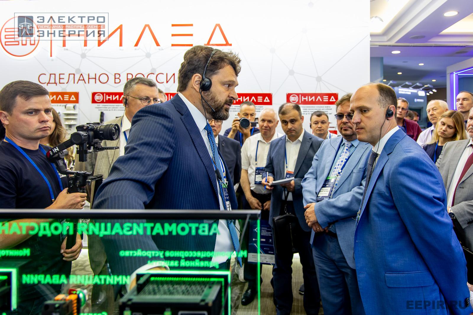 На официальном обходе Технической выставки «ЭЭПиР» под руководством главного инженера ПАО «Россети» Е.В. Ляпунова