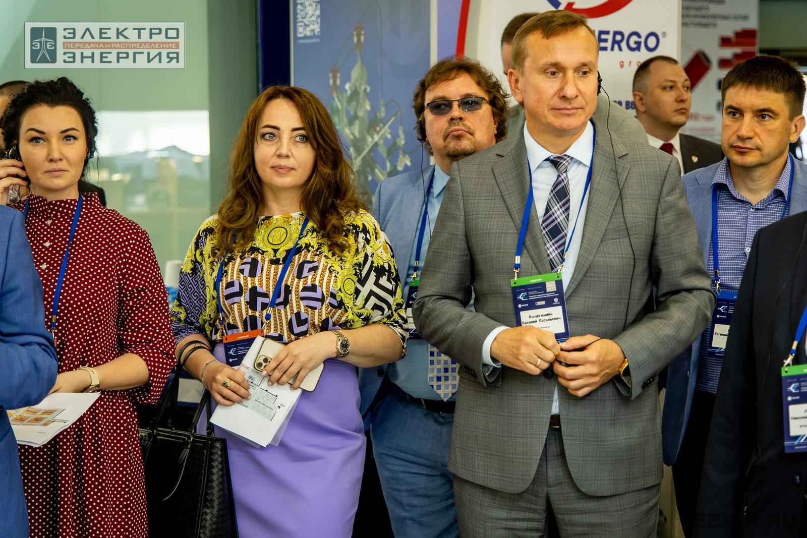 На официальном обходе Технической выставки «ЭЭПиР» под руководством главного инженера ПАО «Россети» Е.В. Ляпунова