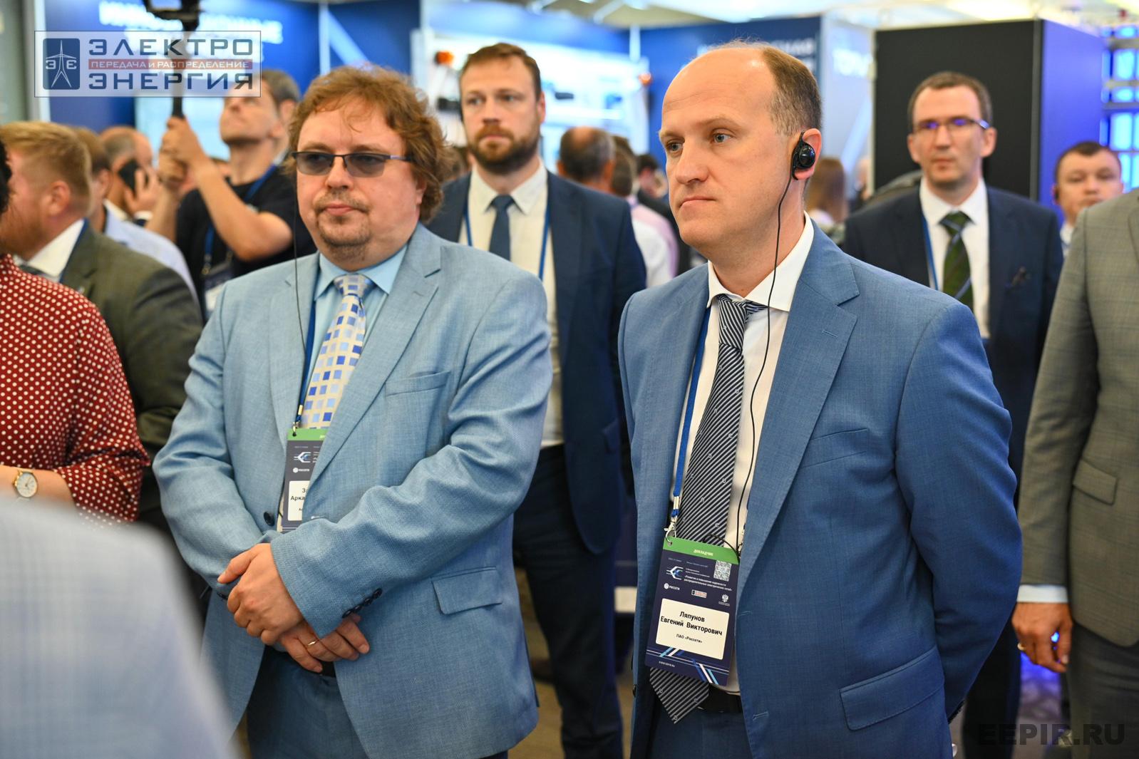 На официальном обходе Технической выставки «ЭЭПиР» под руководством главного инженера ПАО «Россети» Е.В. Ляпунова