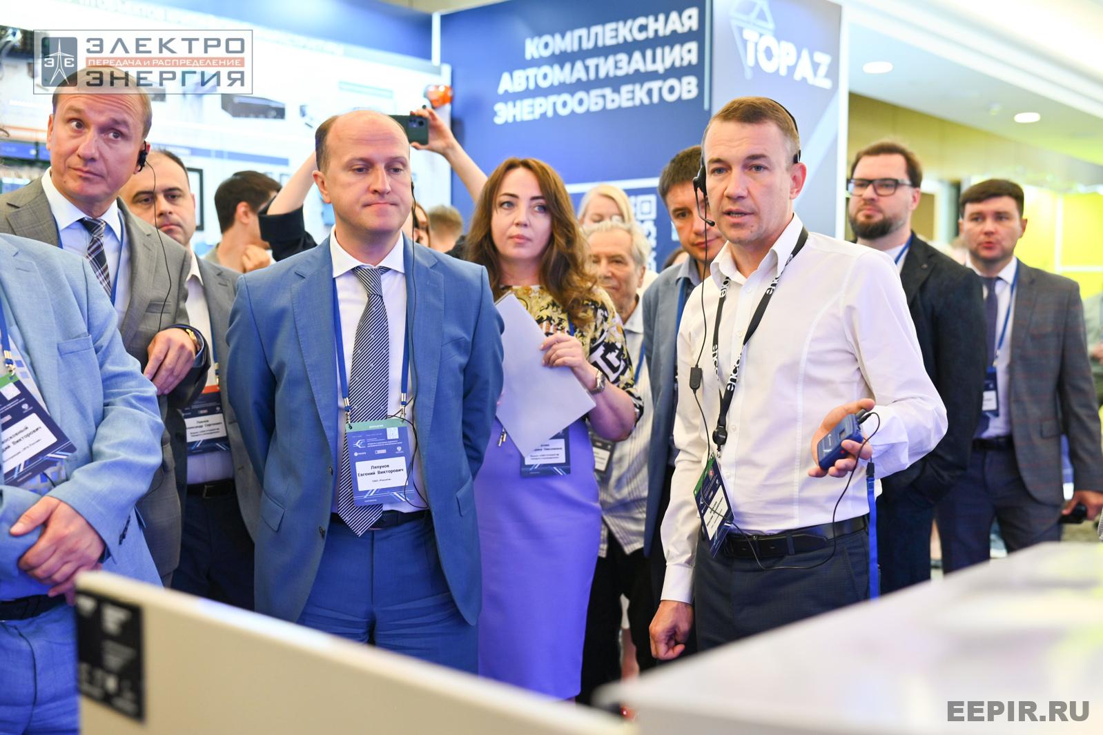 На официальном обходе Технической выставки «ЭЭПиР» под руководством главного инженера ПАО «Россети» Е.В. Ляпунова