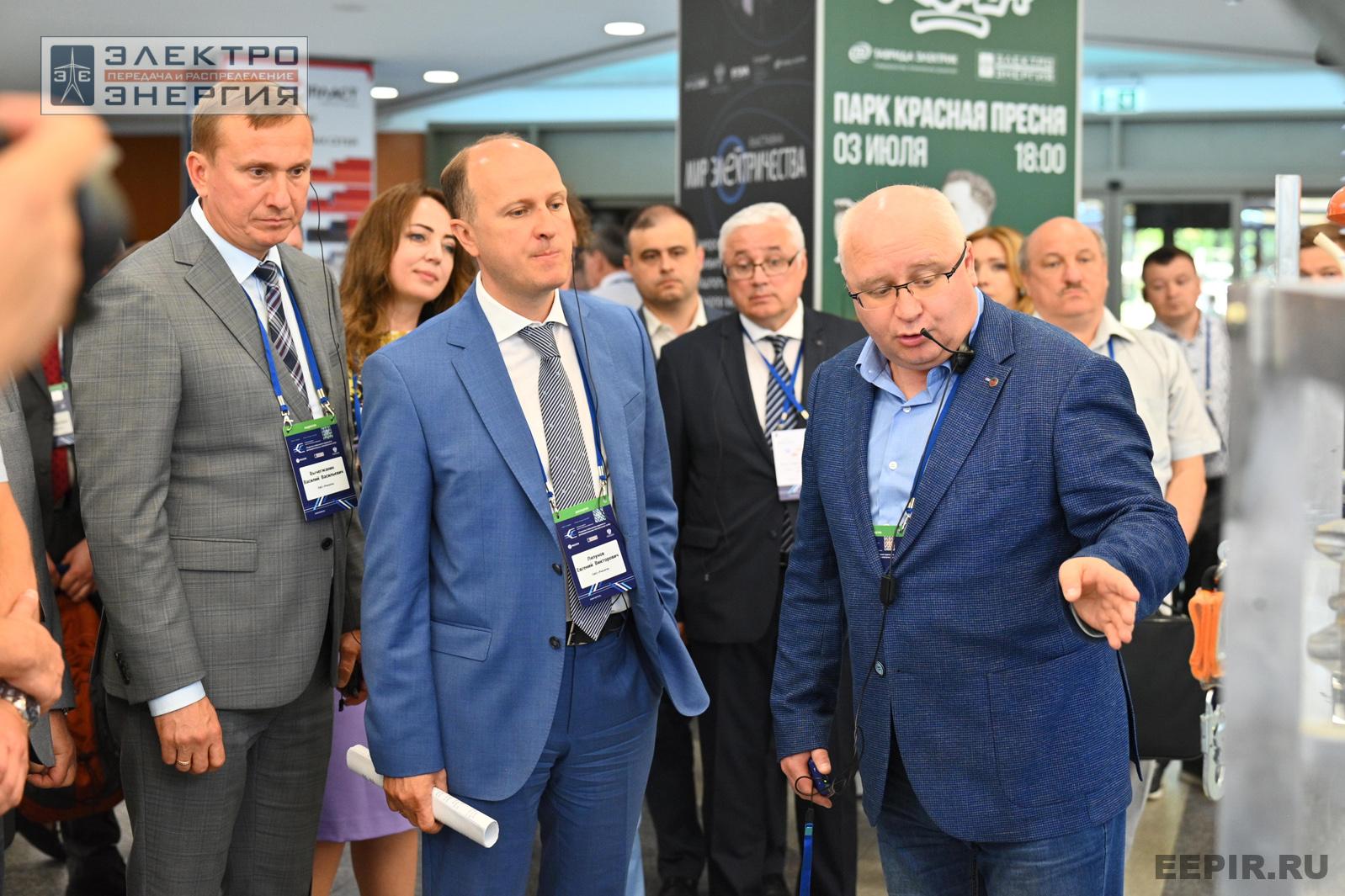 На официальном обходе Технической выставки «ЭЭПиР» под руководством главного инженера ПАО «Россети» Е.В. Ляпунова