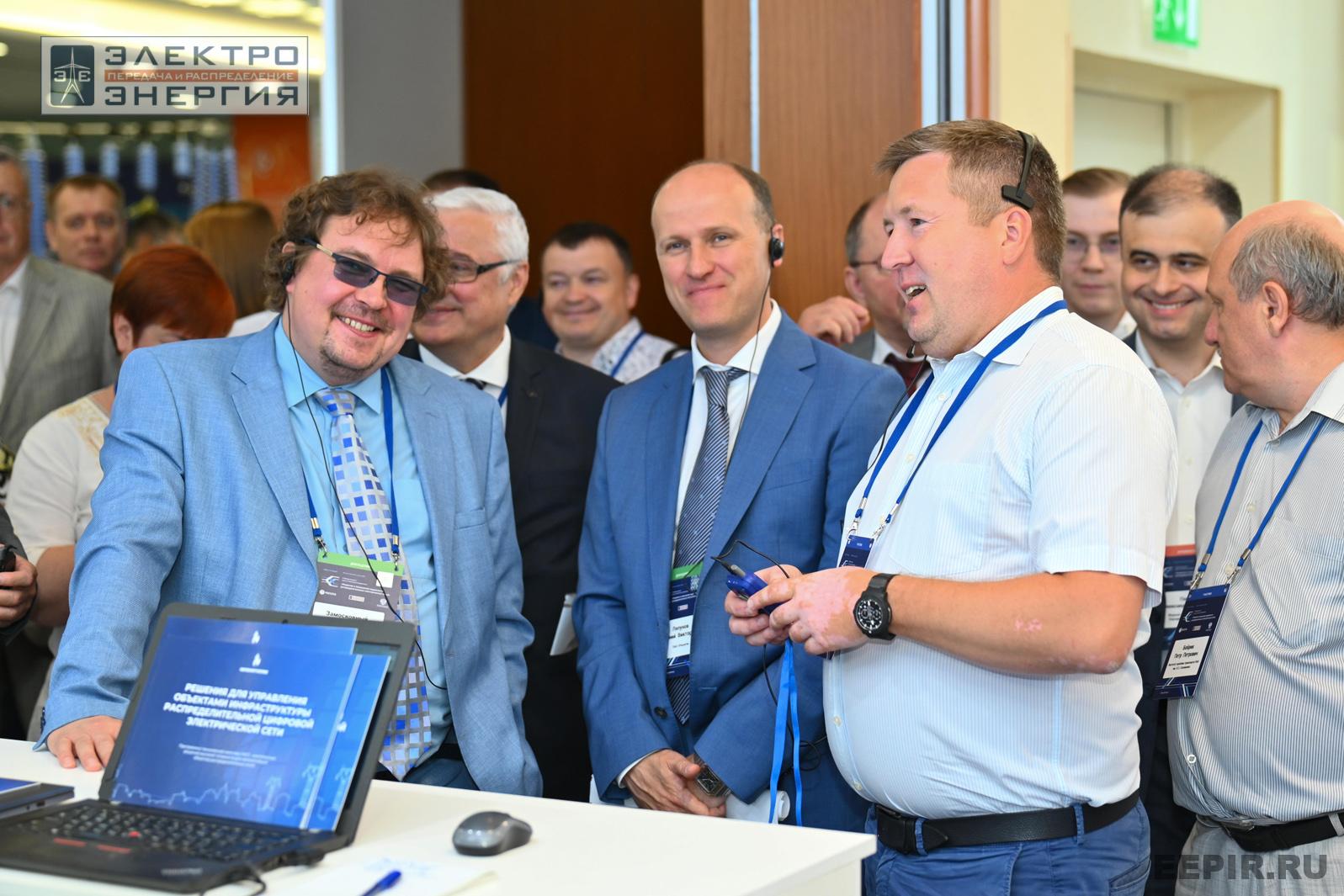 На официальном обходе Технической выставки «ЭЭПиР» под руководством главного инженера ПАО «Россети» Е.В. Ляпунова
