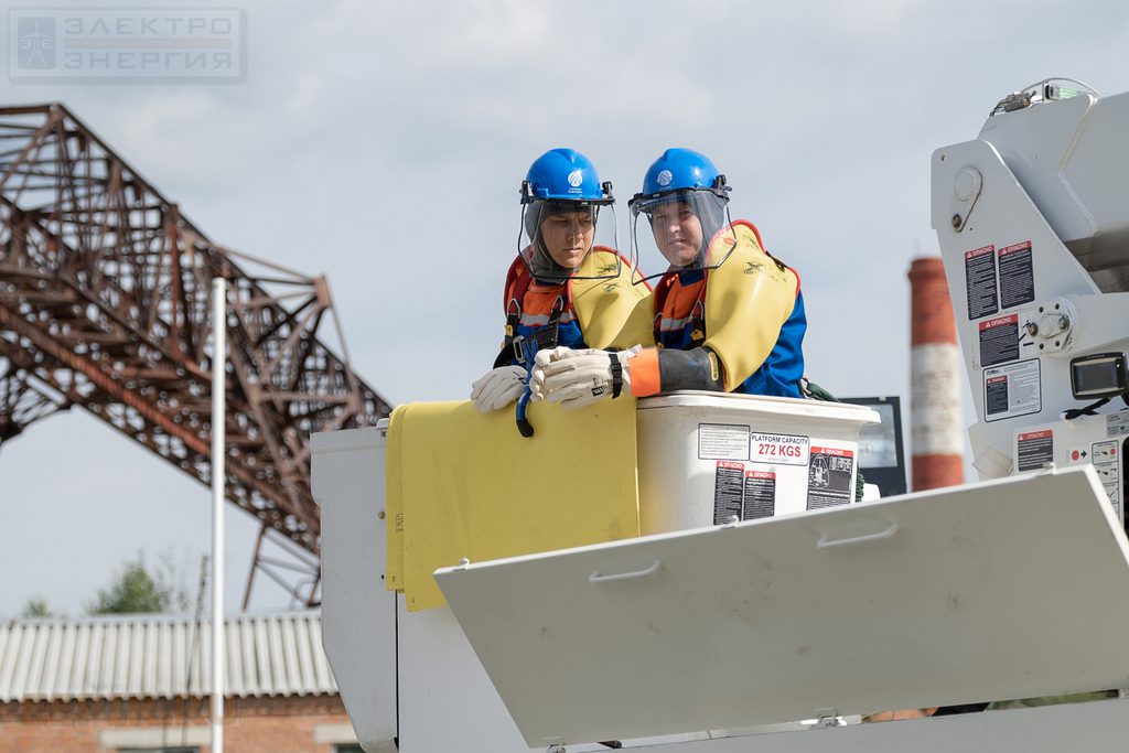 ОАО «Сетевая компания»: Замена штыревого изолятора и колпачка на промежуточной опоре ВЛ 10 кВ с применением автогидроподъемника изолирующего (АГПИ) — работа под напряжением. 25 – 27 августа 2020 г., Моск. область, г. Балашиха, Полигон ПС 157 «Горенки»

