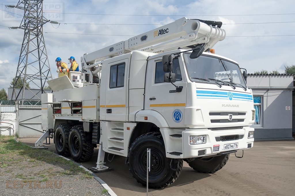 ОАО «Сетевая компания»: Замена штыревого изолятора и колпачка на промежуточной опоре ВЛ 10 кВ с применением автогидроподъемника изолирующего (АГПИ) — работа под напряжением. 25 – 27 августа 2020 г., Моск. область, г. Балашиха, Полигон ПС 157 «Горенки»
