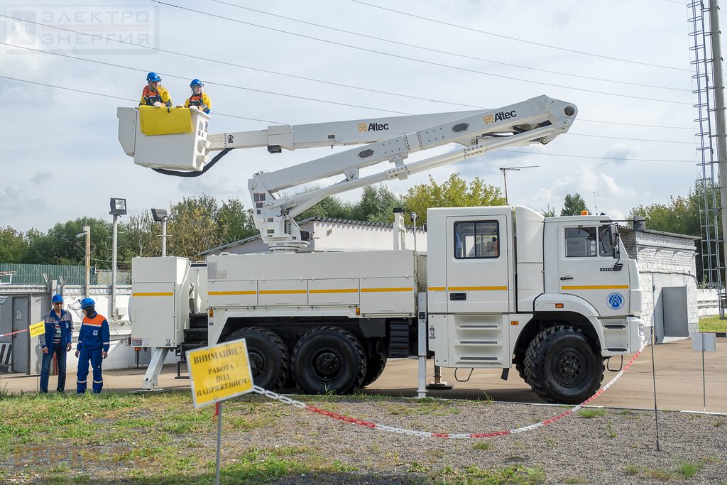 ОАО «Сетевая компания»: Замена штыревого изолятора и колпачка на промежуточной опоре ВЛ 10 кВ с применением автогидроподъемника изолирующего (АГПИ) — работа под напряжением. 25 – 27 августа 2020 г., Моск. область, г. Балашиха, Полигон ПС 157 «Горенки»
