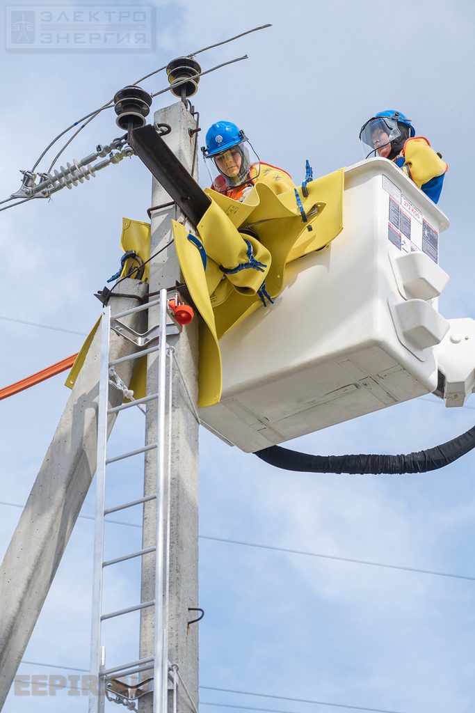 ОАО «Сетевая компания»: Замена штыревого изолятора и колпачка на промежуточной опоре ВЛ 10 кВ с применением автогидроподъемника изолирующего (АГПИ) — работа под напряжением. 25 – 27 августа 2020 г., Моск. область, г. Балашиха, Полигон ПС 157 «Горенки»
