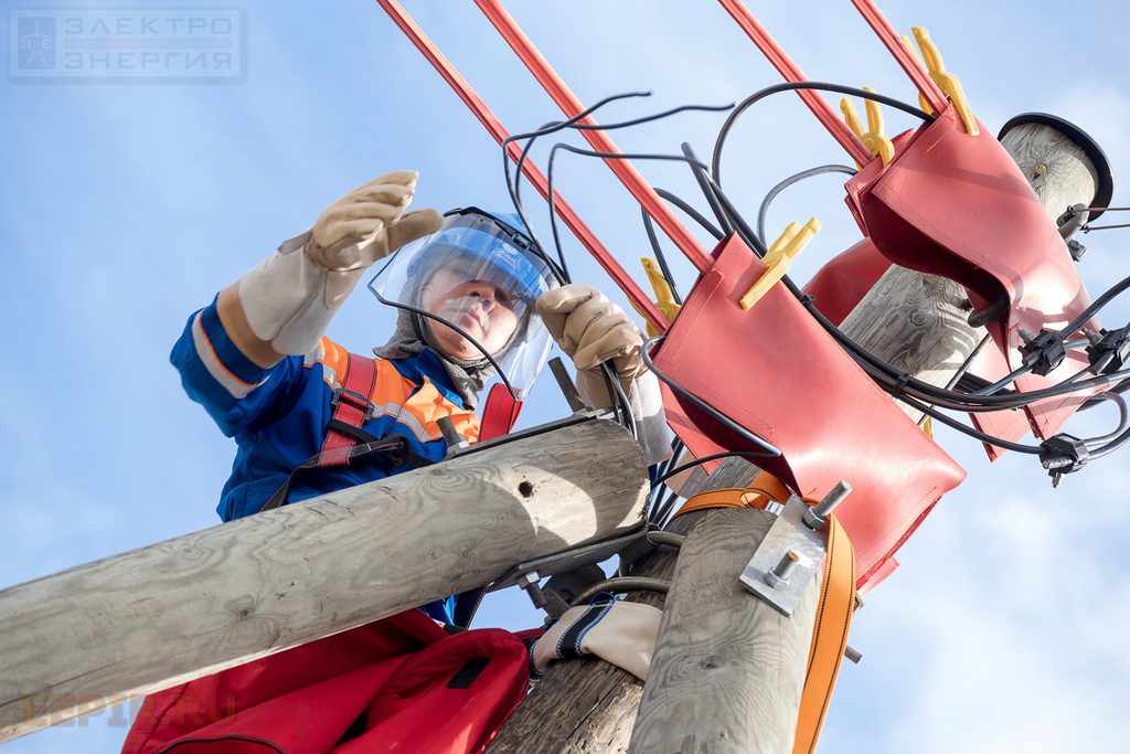 ОАО «Сетевая компания»: Монтаж и подключение ответвления 0,4 кВ, выполненное СИП, к зданию от ВЛ 0,4 кВ — работа под напряжением. 25 – 27 августа 2020 г., Моск. область, г. Балашиха, Полигон ПС 157 «Горенки»

