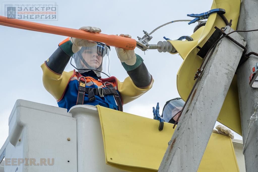 На демонстрации выполнения работ под напряжением