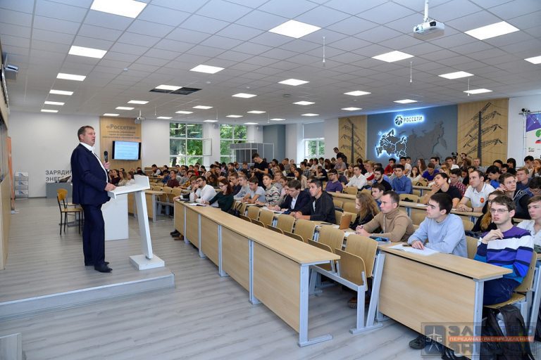 Генеральный директор АО «ОЭК» Андрей Майоров провел лекцию для студентов НИУ «МЭИ» на тему «Развитие сети 20 кВ» фото