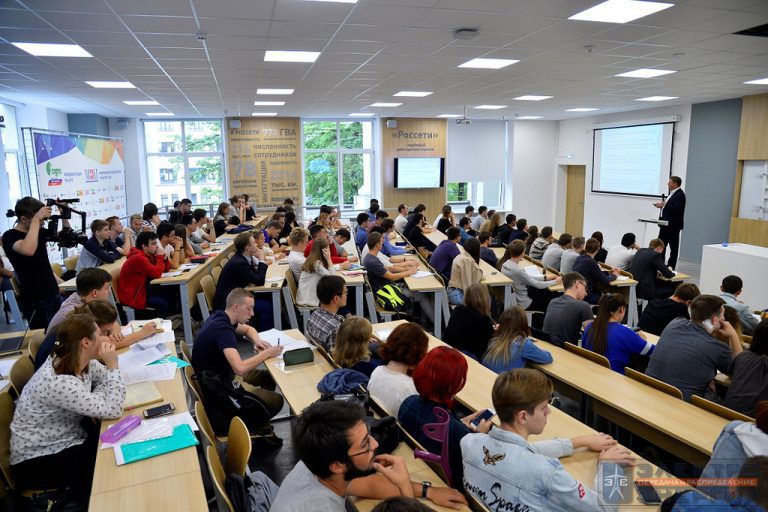 Генеральный директор АО «ОЭК» Андрей Майоров провел лекцию для студентов НИУ «МЭИ» на тему «Развитие сети 20 кВ» фото