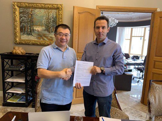 Господин Чу и Иван Житенёв подписывают учредительный договор о создании компании Wuhan WuSheng Electric в городе Ухань, КНР.