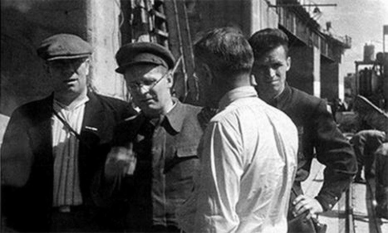 Д.Г. Жимерин (в центре) и руководство Днепростроя осматривают взорванную плотину Днепрогэса. 1944 год. Фото из архива семьи Жимериных