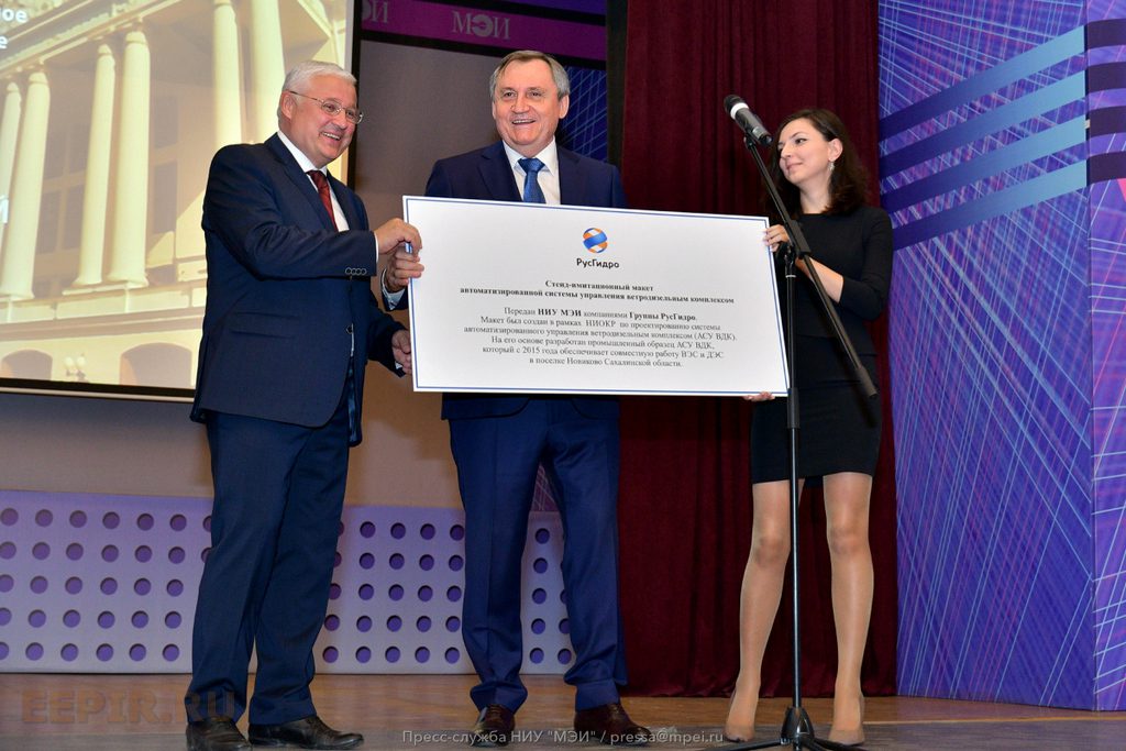 General Director of RusHydro Nikolai Shulginov and Rector of MPEI Nikolay Rogalev at the grand opening of the Institute of Hydropower and Renewable Energy